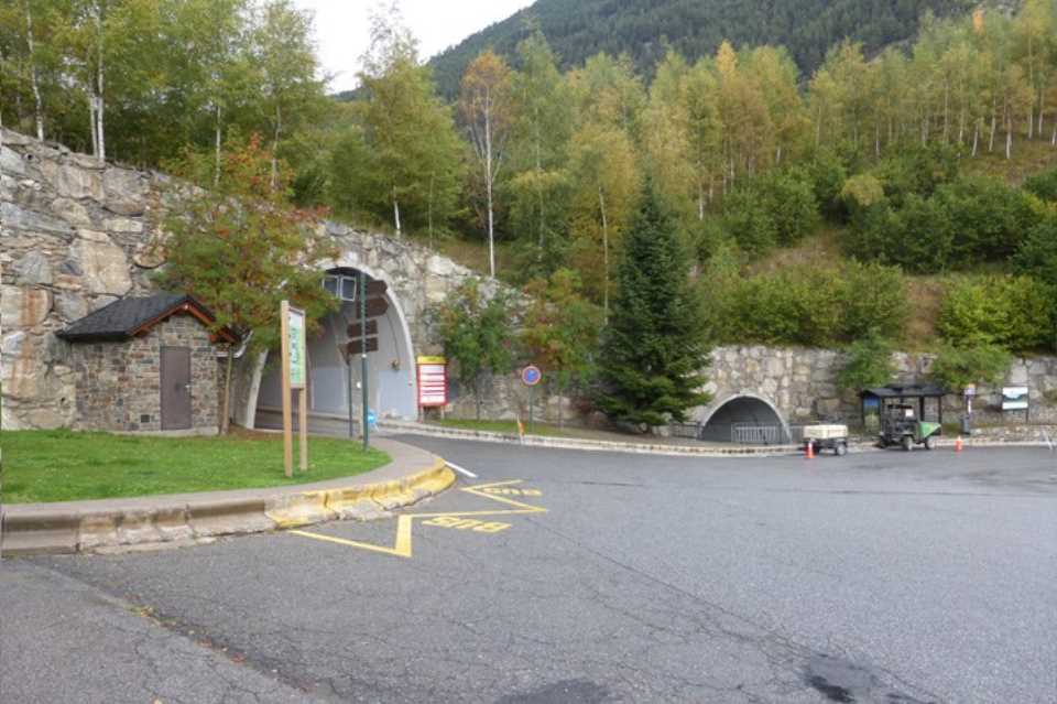 Arinsal dike's tunnels improvement